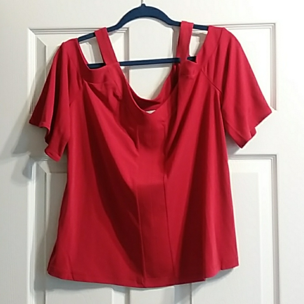Cold shoulder top
PRICE DROP